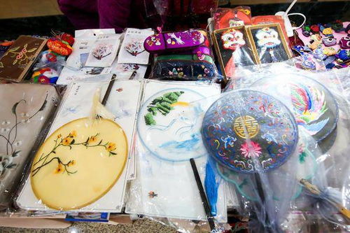 非遺手工藝品驚艷亮相鄭州國際會展中心，市民駐足欣賞帶動工藝美術(shù)品與禮儀用品銷售熱潮